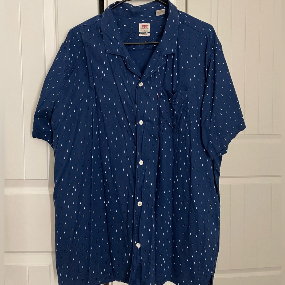LEVI’s Relaxed Fit button down shirt